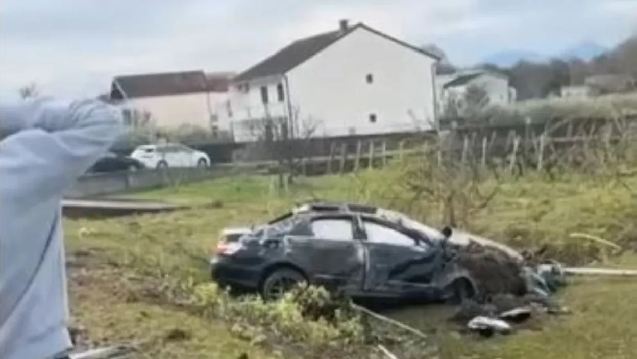 (VIDEO) Prava filmska potera! Automobil sleteo sa puta, potpuno smrskan, vozača nigde - Policija opkolila mesto, intezivno se traga za beguncem