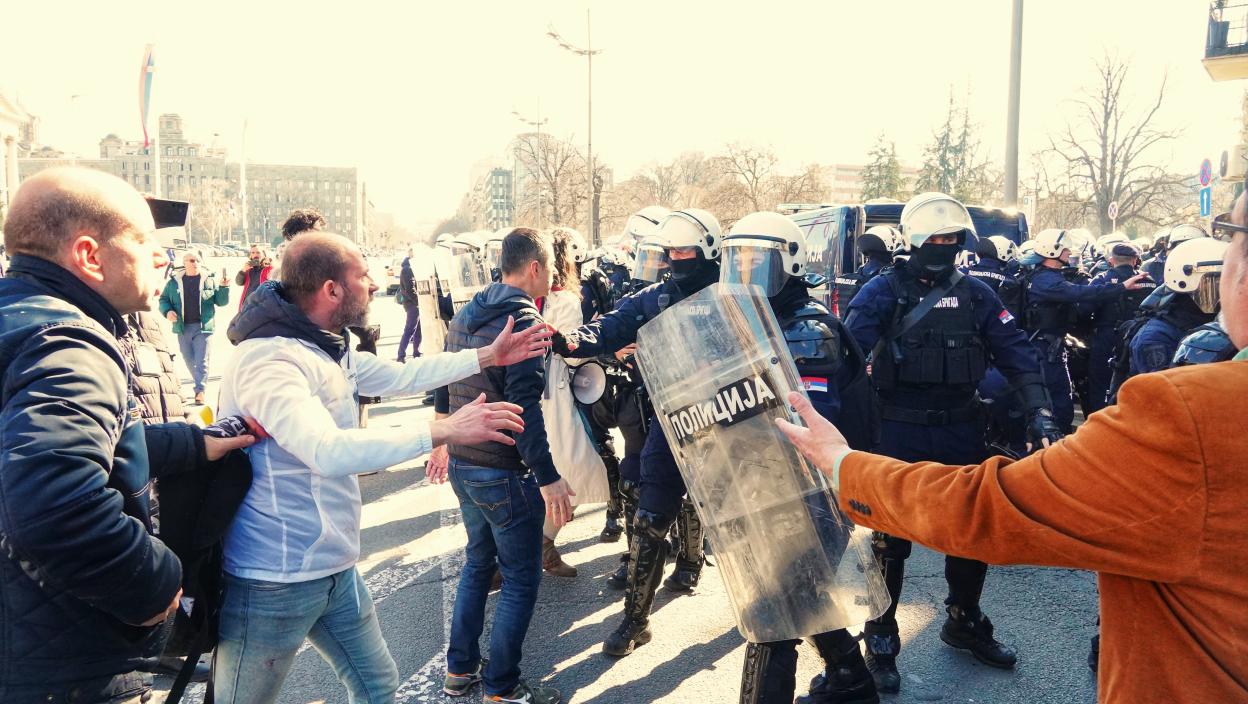 Sanitet nije mogao da prođe: Sramotne scene ispred Skupštine grada Beograda - napadnuta kola Hitne pomoći (VIDEO)