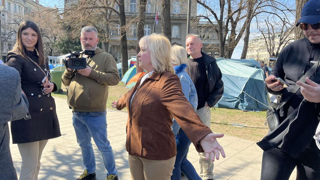 Profesorka Svetlana Vujović svojom pozitivnom energijom oduševila studente u Pionirskom parku: "Učite što više da budete najbolji na svetu, to je moja najveća poruka!"