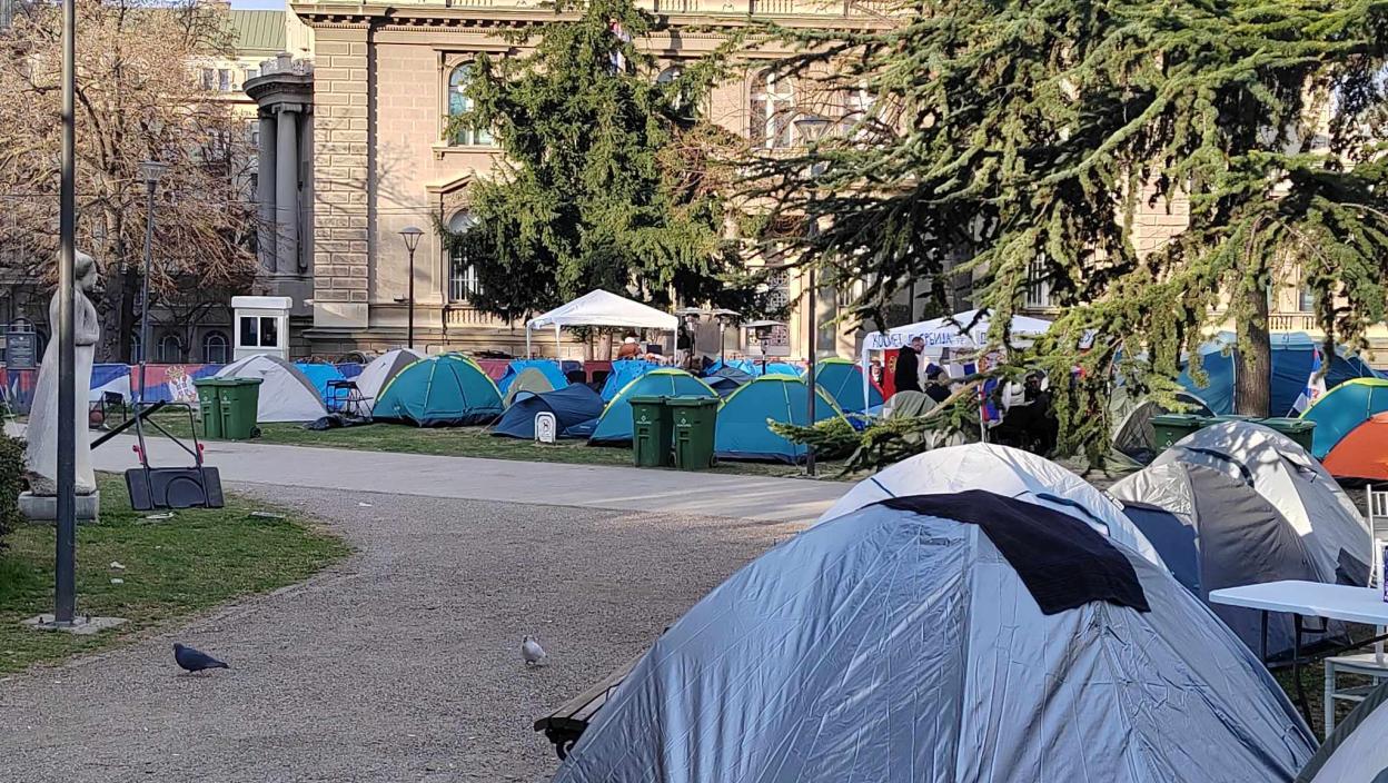 Četvrti dan protesta: Studenti koji traže prekid blokada fakulteta i povratak na nastavu odlučni da istraju sve dok njihovi zahtevi ne budu ispunjeni