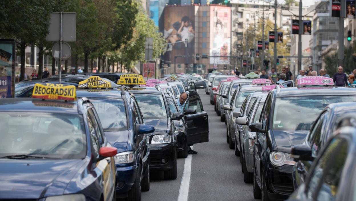 Od sutra svi taksi automobili u Beogradu moraju biti potpuno beli, bez nalepnica